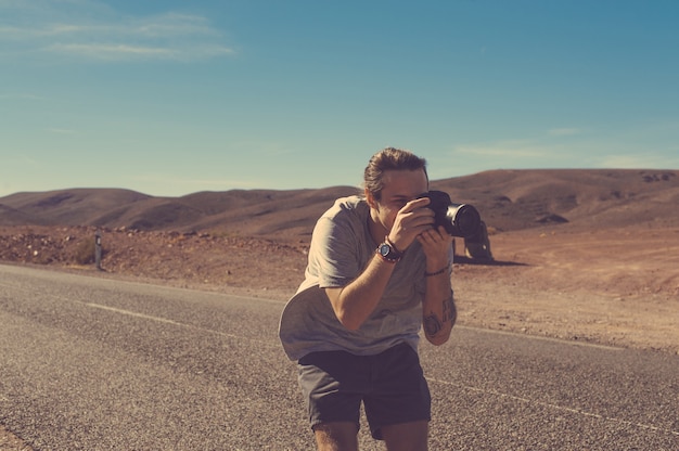 Un turista en el camino en el desierto