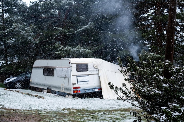 El turista captura un paisaje cinemático nevado altos pinos con la cámara en la mano aventura de primavera