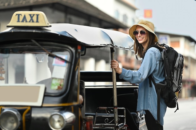 Turista caucásica sonriente con mochila en viaje de vacaciones en Tailandia Concepto de vacaciones de estilo de vida de viajes