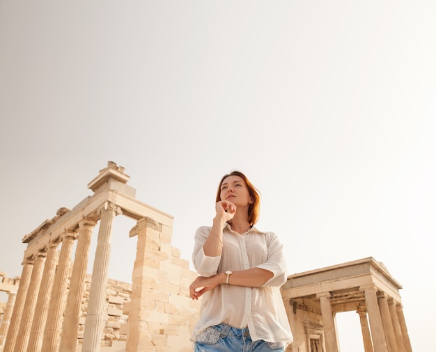 El turista cerca de la Acrópolis de Atenas Grecia