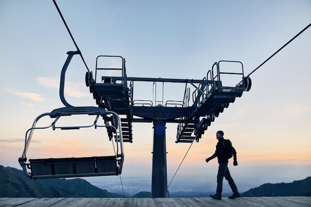 Turista cerca del teleférico en las montañas