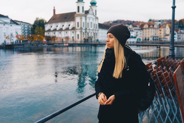 Turista chica explorando nueva ciudad en otoño