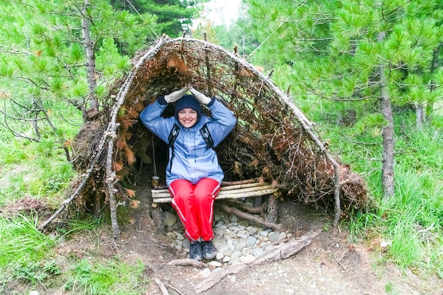 Turista bajo choza de ramas