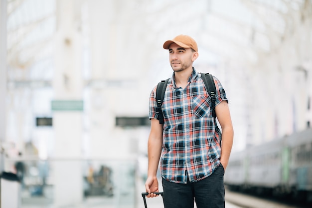 Turista com mala para viajar na estação de trem