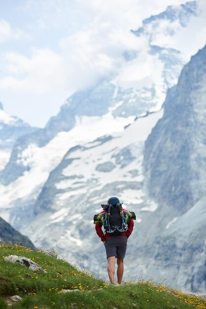 Turista com mochila andando nas montanhas