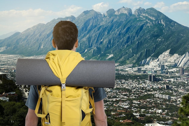 Turista com mochila nas montanhas vista de trás