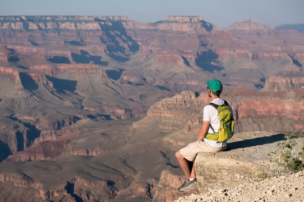 Turista com mochila no grand canyon