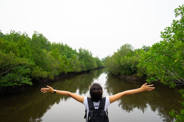 Foto turista curtindo a liberdade e o ar puro da natureza