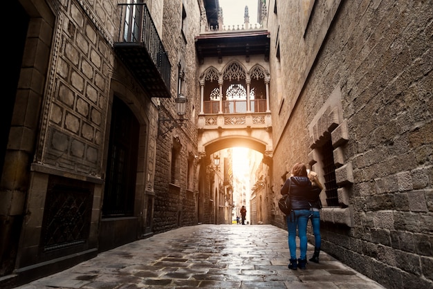 Turista da mulher que sightseeing no quarto gótico de Barcelona Barri em Barcelona, Catalonia, Espanha.