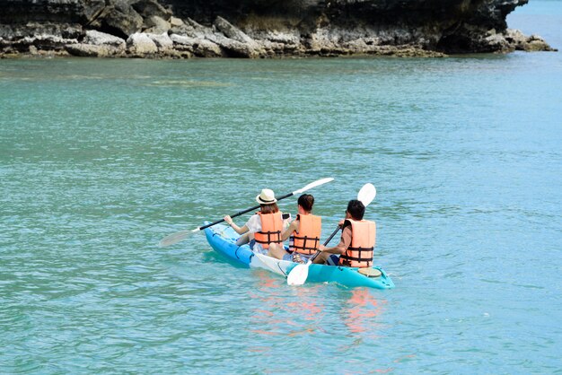 Turista de caiaque no oceano tailandês de vista para trás