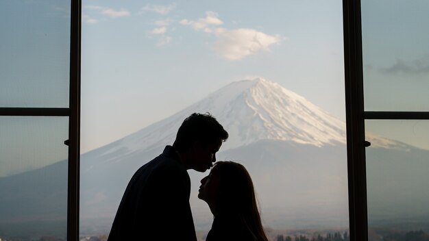 Turista de casal no momento doce no monte. fuji, lago kawaguchiko, japão.