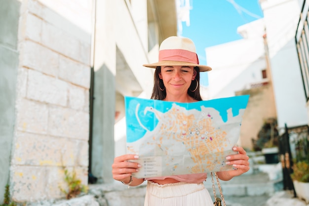 Turista de garota com um mapa da cidade ao ar livre