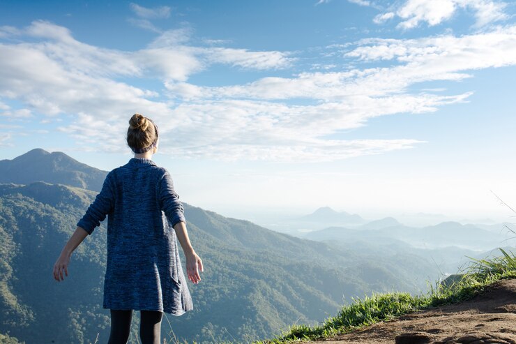 Foto turista de garota no topo da montanha nos raios do amanhecer, sri lanka