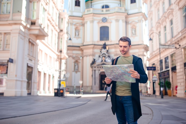 Turista de homem com um mapa da cidade