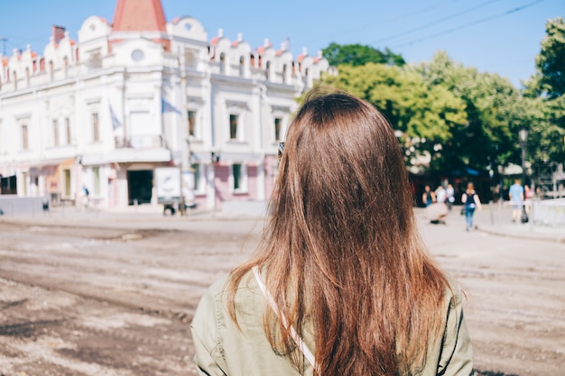 Turista de jovem mulher com cabelos castanhos