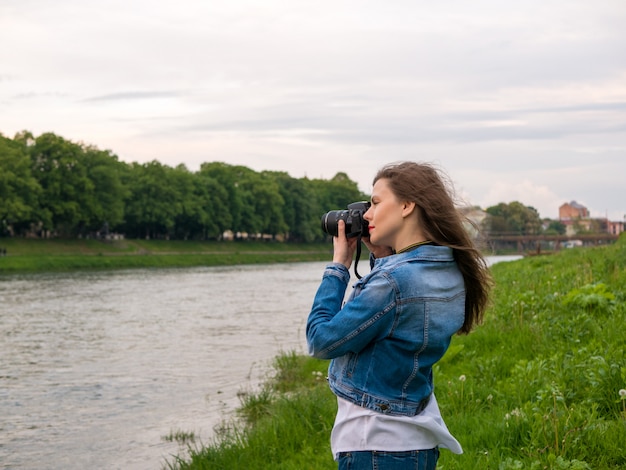 Turista de linda garota tirando fotos.