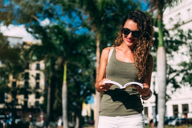 Turista de mulher bonita curtindo as férias de férias. Conceito de turismo.