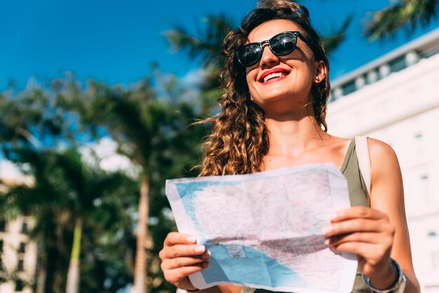 Turista de mulher bonita curtindo as férias de férias. conceito de turismo.