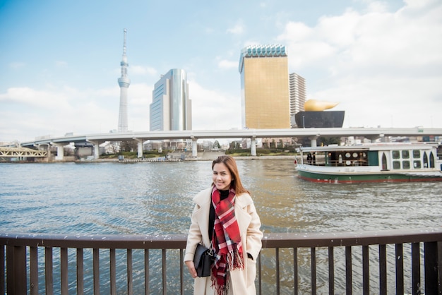 Turista de mulher bonita em Tóquio, Japão