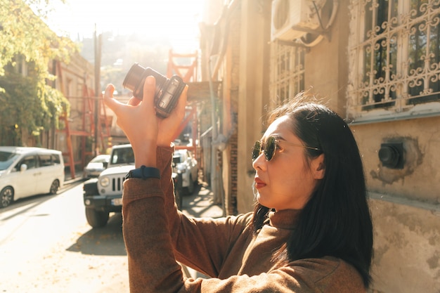 Turista de mulher está tirando foto na cidade europeia.