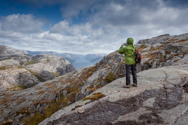 Turista de mulher faz uma foto da bela paisagem da natureza