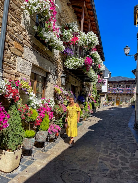 turista de mulher na cidade medieval de Puebla de Sanabria, Espanha