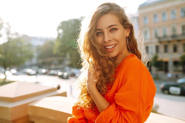 Turista de vestido brilhante desfruta das vistas da cidade em um dia ensolarado Conceito de moda de estilo de vida