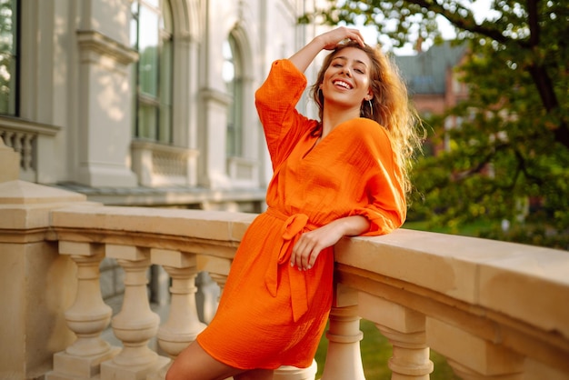 Turista de vestido brilhante desfruta de vistas da cidade em dia ensolarado Conceito de moda de estilo de vida