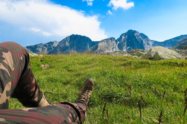 Turista descansando en las montañas con vista pintoresca.