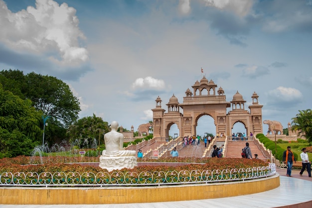 Turista desfrutando de uma maravilha arquitetônica em Anand Sagar Shri Saint Gajanan Maharaj Sansthan Anand Sagar é local de atração turística de Shegaon Maharashtra Índia