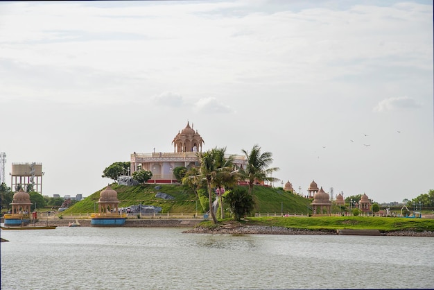 Turista desfrutando de uma maravilha arquitetônica em Anand Sagar Shri Saint Gajanan Maharaj Sansthan Anand Sagar é local de atração turística de Shegaon Maharashtra Índia