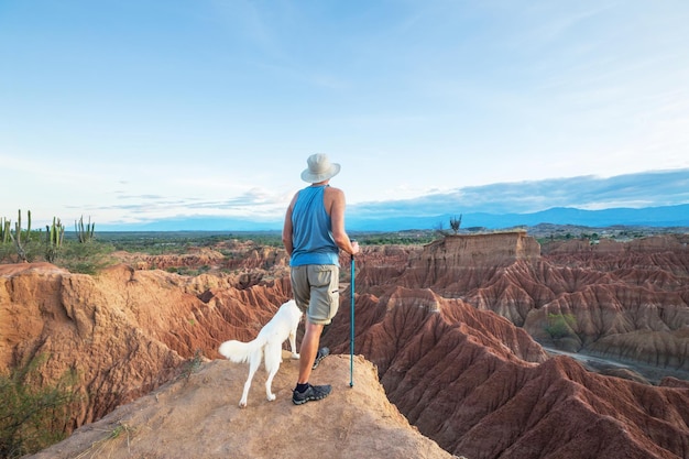 Foto turista en el desierto de tatacoa