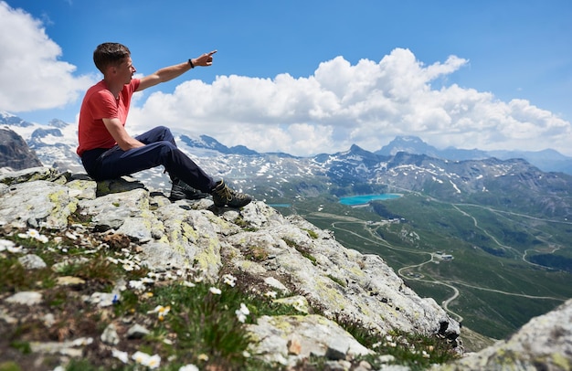 Turista disfrutando del paisaje montañoso