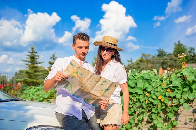 Turista do jovem casal desfrutando nas férias de verão