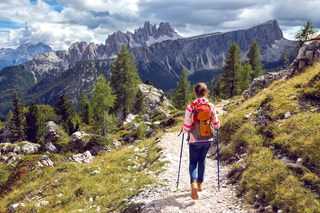 Turista en los Dolomitas