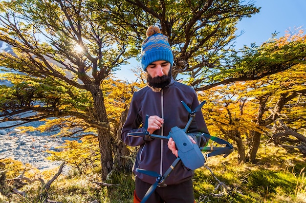 Turista con drone sobre un fondo de paisaje montañoso Patagonia Argentina