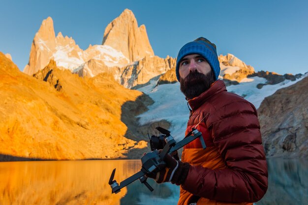 Turista con drone sobre un fondo de paisaje montañoso Patagonia Argentina