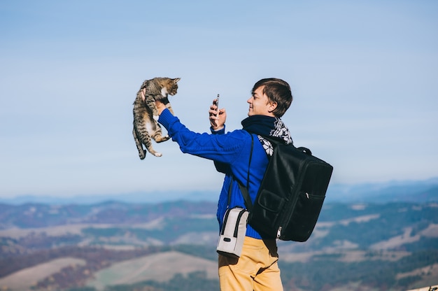 Foto turista e gato montanha outono