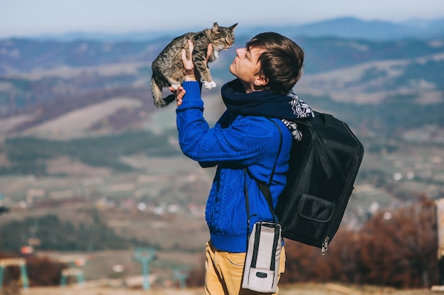 Foto turista e gato montanha outono