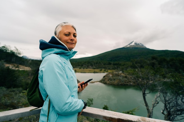 turista em Bahia Lapataia em meio às montanhas da Terra do Fogo