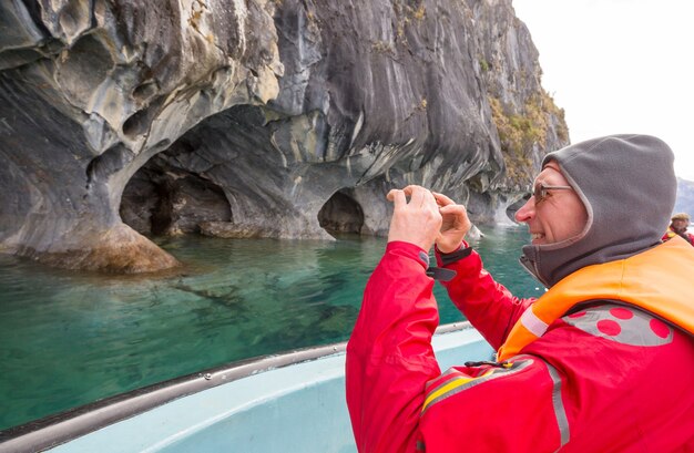 Turista em passeio de barco por cavernas de mármore incomuns no lago General Carrera, Patagônia, Chile