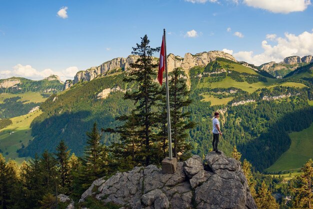 Turista em pé na montanha ebenalp nos alpes suíços da suíça