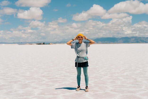 Foto turista em piscinas em salinas grandes jujuy argentina 2 de março de 2024