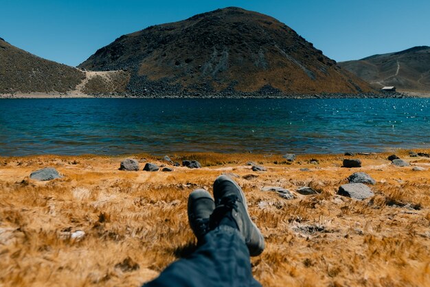 Foto turista em toluca parque nacional com lagos dentro da cratera