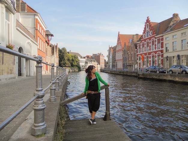 Turista em um canal na Bélgica
