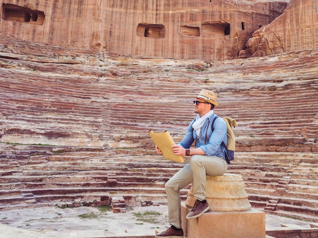 Turista em uma cidade de Petra na Jordânia