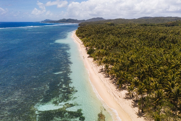 Turista em uma praia tropical nas Filipinas