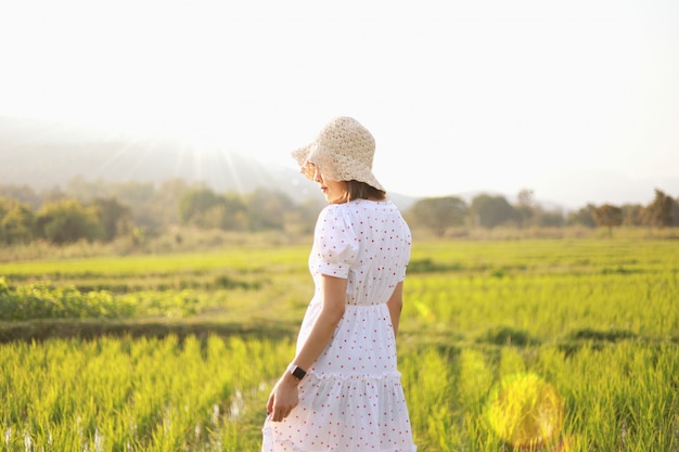 Turista em vestido pontilhado em um campo