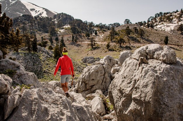 Turista con equipo de senderismo entre piedras