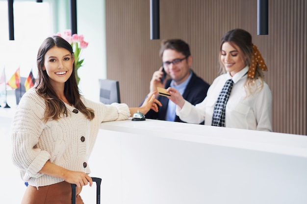 Turista esperando en la recepción del hotel